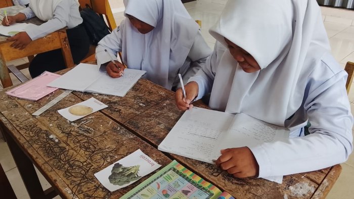 Interaktif dan Menyenangkan, Siswa VII B Antusias Belajar Bahasa Inggris Bertema Fruits and Vegetables