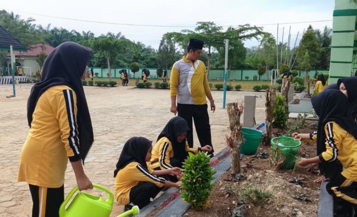 Warga MTsN 7 Bungo Rutin Laksanakan Gotong Royong untuk Ciptakan Lingkungan Madrasah yang Bersih dan Nyaman