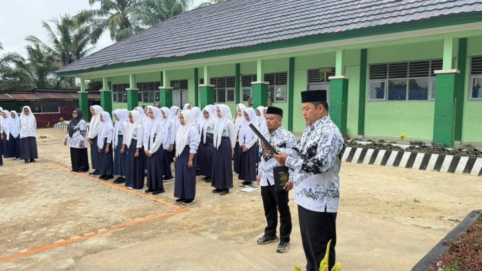 Bapak Habibi, S.Pd. Tampil Tegas dan Berwibawa sebagai Pembaca Teks UUD 1945 pada Upacara HUT PGRI dan HGN 2025