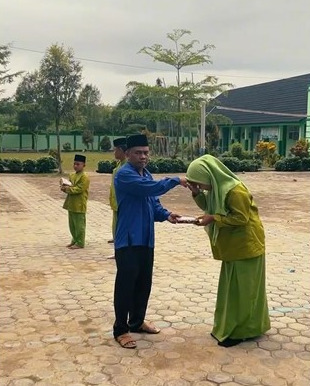 MTs Negeri 7 Bungo melakukan penyerahan penghargaan kepada juara lomba dalam rangka memperingati Isra' Mi'raj 1446 H