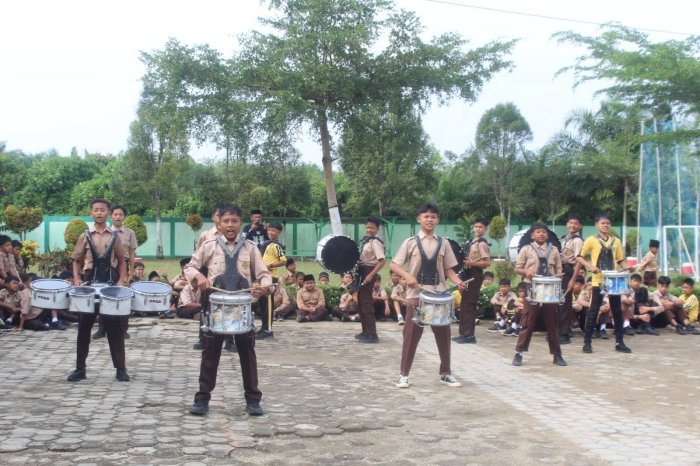 Penampilan Drum Battle Bahana Syahdu Warnai Penyerahan Piala STIGMA Competition 2026 kepada Kepala MTsN 7 Bungo Penampilan Drum Battle Bahana Syahdu Warnai Penyerahan Piala STIGMA Competition 2026 kepada Kepala MTsN 7 Bungo