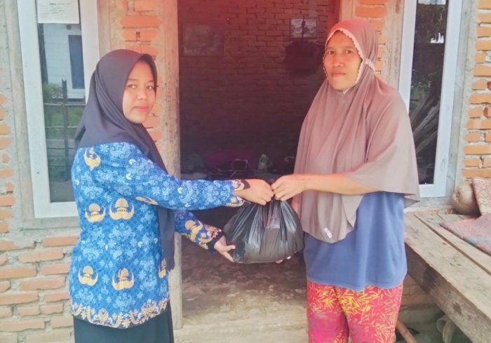 Ibu Ani Hefi Yanti, Calon PPPK Kemenag 2024 dari MTsN 7 Bungo Tunjukkan Kepedulian Sosial Melalui Kegiatan Berbagi