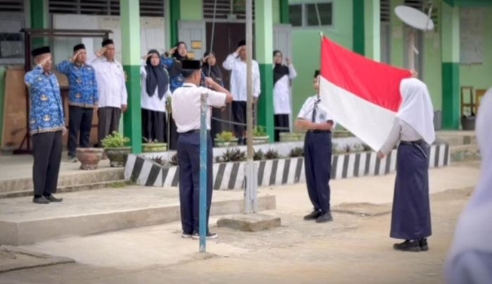 Pengurus OSIM MTsN 7 Bungo Jadi Petugas Upacara Hari Sumpah Pemuda 2025