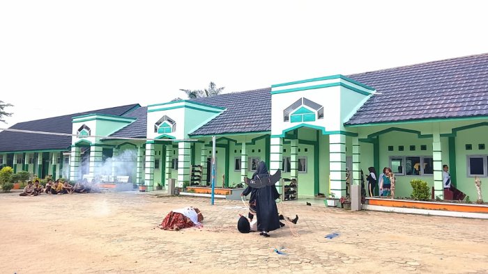 Drama Azab Kubur Akibat Durhaka kepada Orang Tua Tampilkan Pesan Mendalam di Pergelaran Minat dan Bakat MTsN 7 Bungo