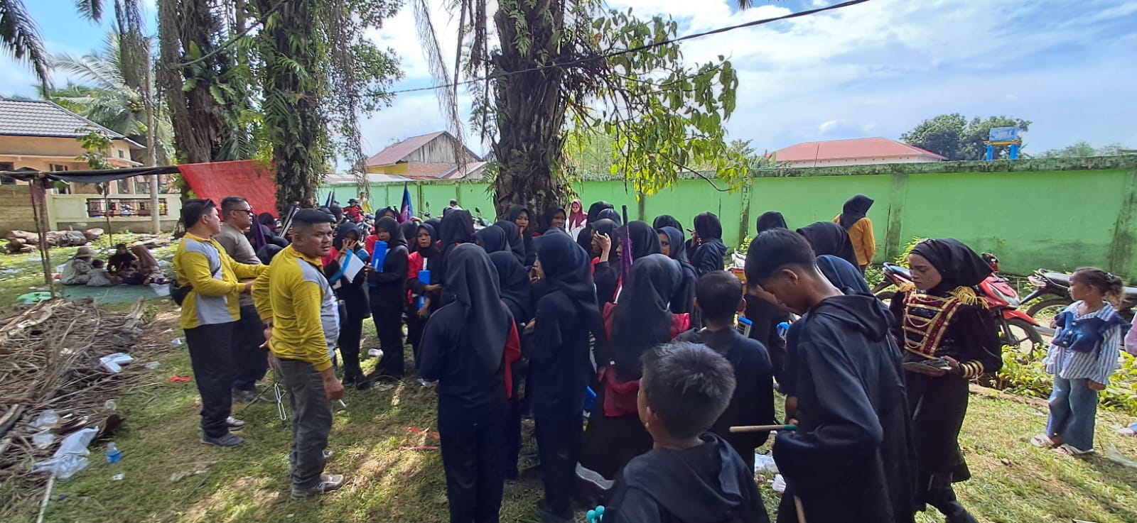 Bapak Ahmad Mursalin Pimpin Briefing Tim Marching Band Bahana Syahdu Jelang Penampilan
