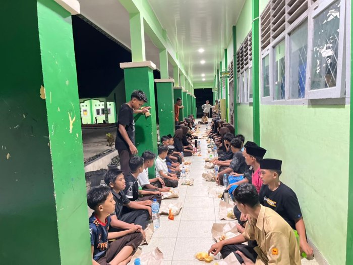 Makan Malam Bersama Warnai Kebersamaan Peserta Persami MTsN 7 Bungo