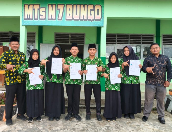 Kepala MTsN 7 Bungo Serahkan Kartu Peserta SNMB 2026/2027, Enam Siswa Resmi Dilepas Ikuti Seleksi CBT di MAN IC Jambi