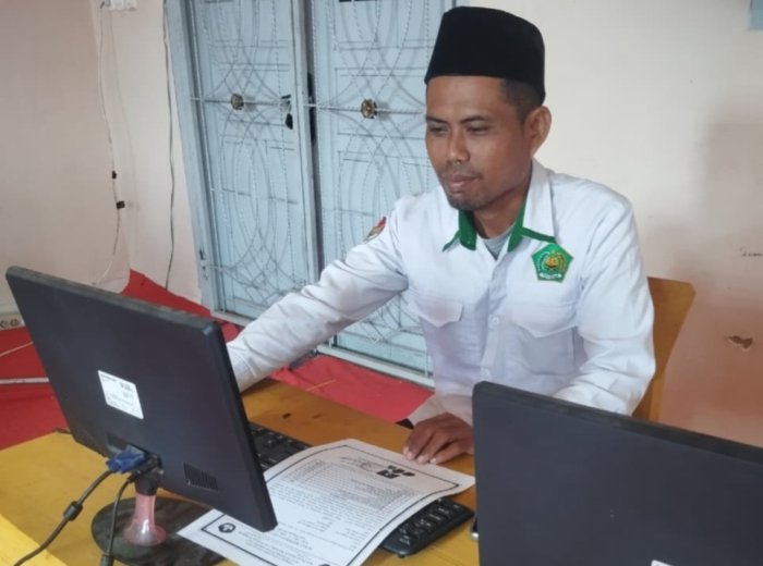 Staf TU MTsN 7 Bungo Tunjukkan Kepedulian terhadap Keamanan Data Siswa dan Ketertiban Administrasi
