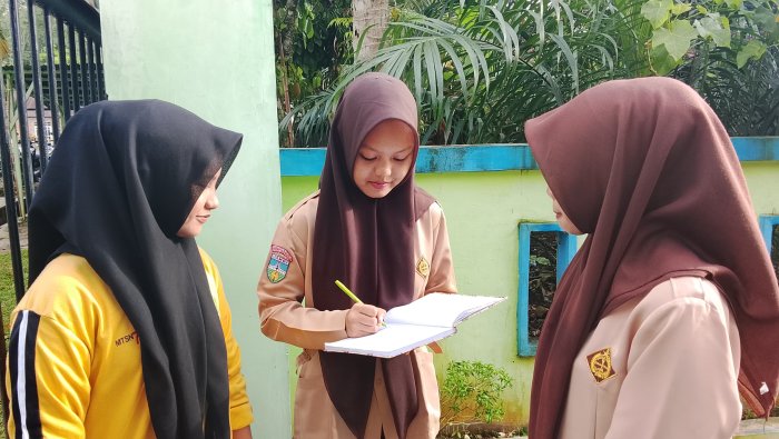 Tim Riset OMI MTsN 7 Bungo Lakukan Pengumpulan Data di Gerbang Madrasah