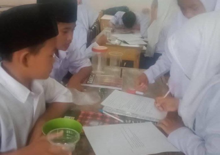 Cuaca Hujan, Siswa Kelas VII B MTsN 7 Bungo Tetap Antusias Ikuti Praktikum IPA