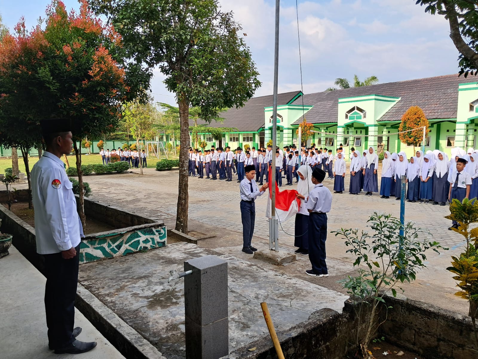 Upacara Bendera Hari Senin di MTs Negeri 7 Bungo, Pembina Upacara Beri Motivasi Siswa untuk Lebih Disiplin dan Giat Belajar