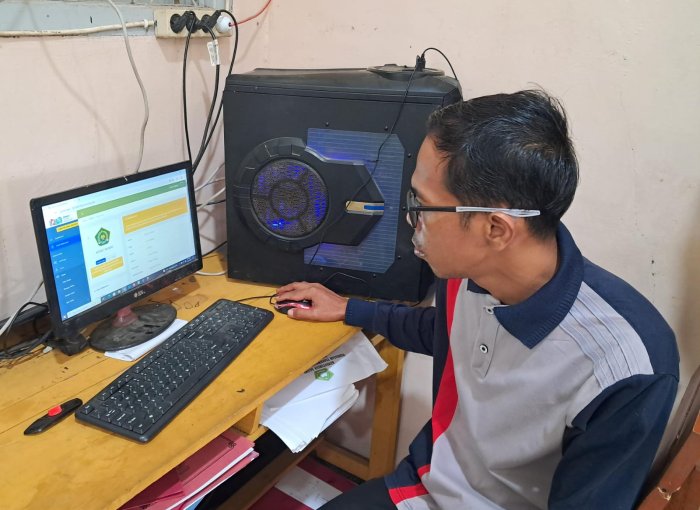 Panitia ASAS Ganjil MTsN 7 Bungo Pastikan Validitas Data RDM Melalui Pengecekan oleh Proktor