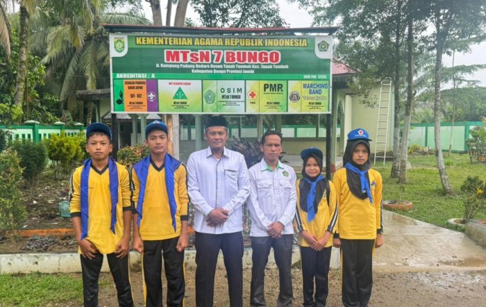 Kepala MTsN 7 Bungo Lepas Empat Siswa Ikuti Pelatihan Ketua Kelompok PMR Tingkat Madya 2026