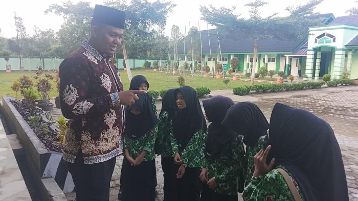 Guru MTsN 7 Bungo Periksa Kuku dan Kerapian Siswa, Tanamkan Disiplin serta Pola Hidup Sehat Sejak Dini Guru MTsN 7 Bungo Periksa Kuku dan Kerapian Siswa, Tanamkan Disiplin serta Pola Hidup Sehat Sejak Dini