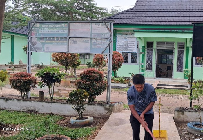 Di Tengah Masa Libur, MTsN 7 Bungo Tetap Jaga Kebersihan dan Keasrian Lingkungan Madrasah Di Tengah Masa Libur, MTsN 7 Bungo Tetap Jaga Kebersihan dan Keasrian Lingkungan Madrasah