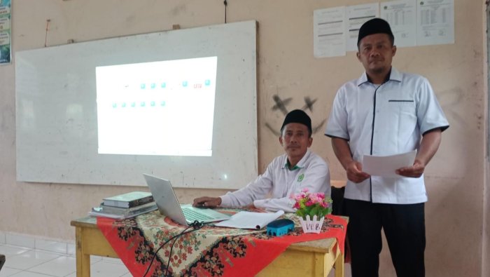 Kepala MTsN 7 Bungo Lakukan Supervisi Akademik untuk Tingkatkan Kinerja Tendik