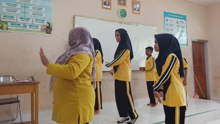 Siswa MTsN 7 Bungo Kelas VII C Praktekkan Tarian Daerah, Wujudkan Cinta Budaya Lokal