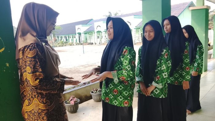 Guru MTsN 7 Bungo Gelar Razia Mendadak: Tegakkan Kedisiplinan dan Kerapian Siswa