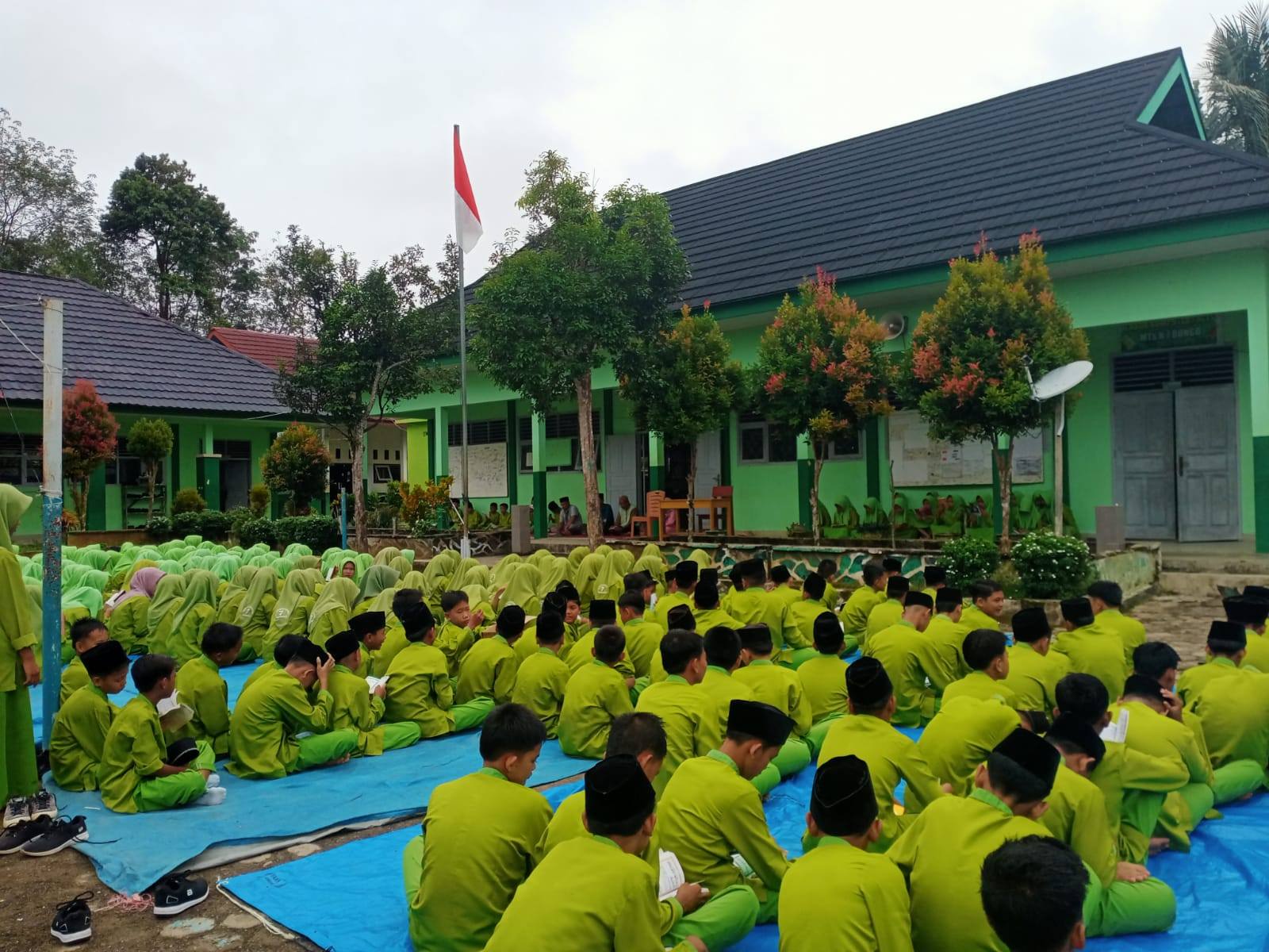 MTs Negeri 7 Bungo Gelar Pembacaan Surah Yasin Rutin Setiap Jumat Pagi