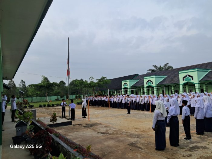 Wakil Kamad Humas MTsN 7 Bungo Tekankan Tanggung Jawab Petugas Upacara dan Penguatan Madrasah ASRI