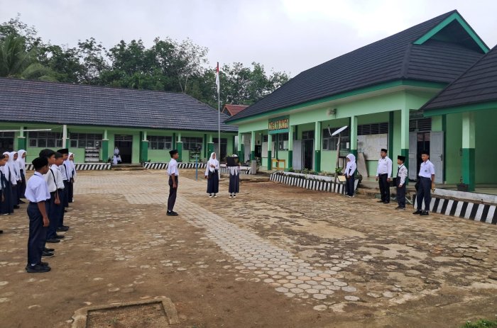 Siswa MTsN 7 Bungo yang Terlambat Tetap Laksanakan Upacara Secara Mandiri