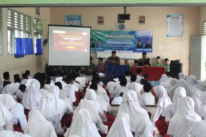 Kepala MTsN 7 Bungo Berikan Motivasi kepada Murid Baru, Awali MATAMUDA dengan Penanaman Semangat Belajar Kepala MTsN 7 Bungo Berikan Motivasi kepada Murid Baru, Awali MATAMUDA dengan Penanaman Semangat Belajar