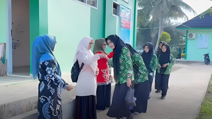 Salam, Senyum, dan Sapa Pagi Hangat: Guru MTsN 7 Bungo Sambut Siswa dengan Semangat
