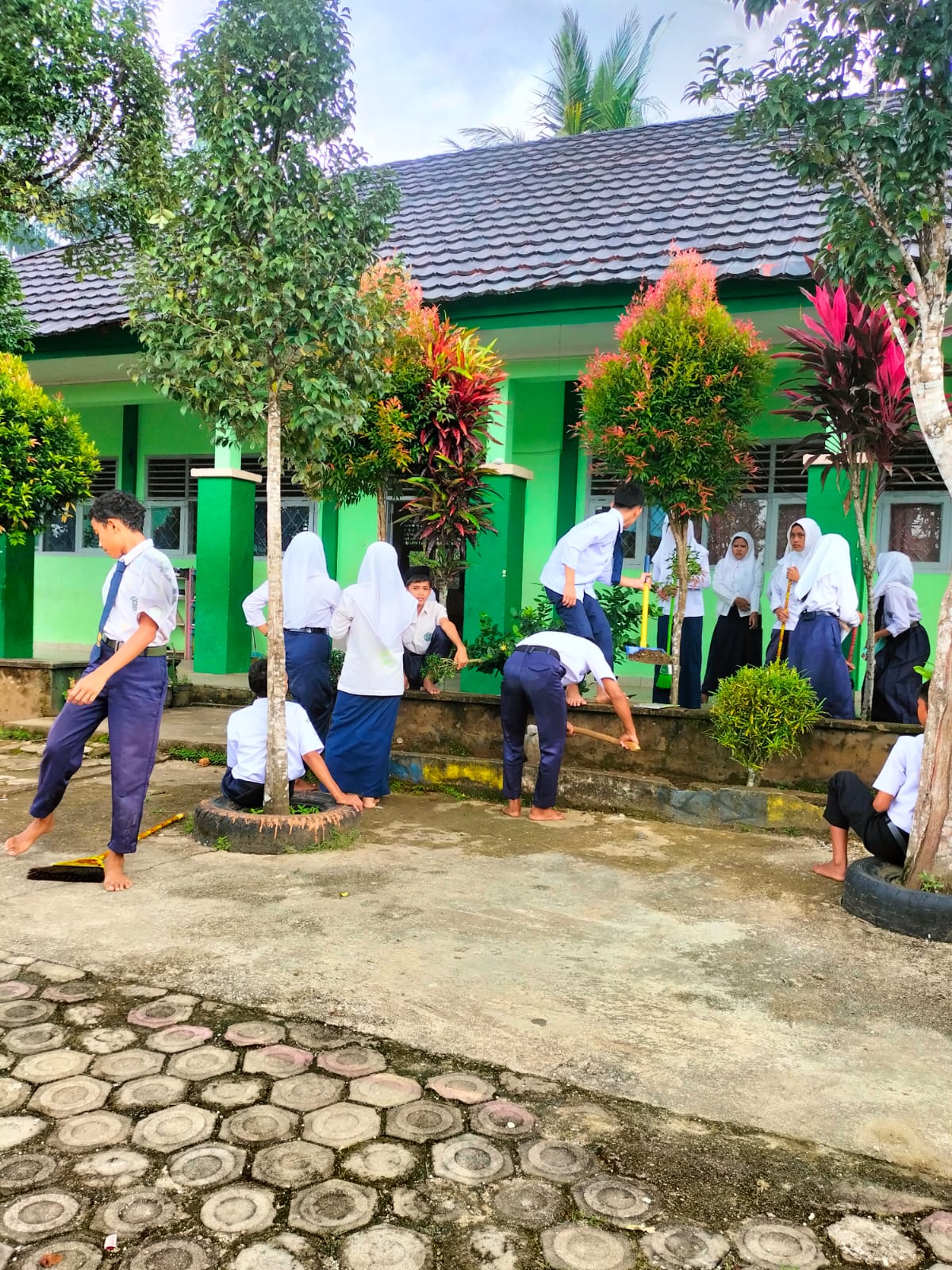 Aksi Bersih Lingkungan Siswa MTs Negeri 7 Bungo