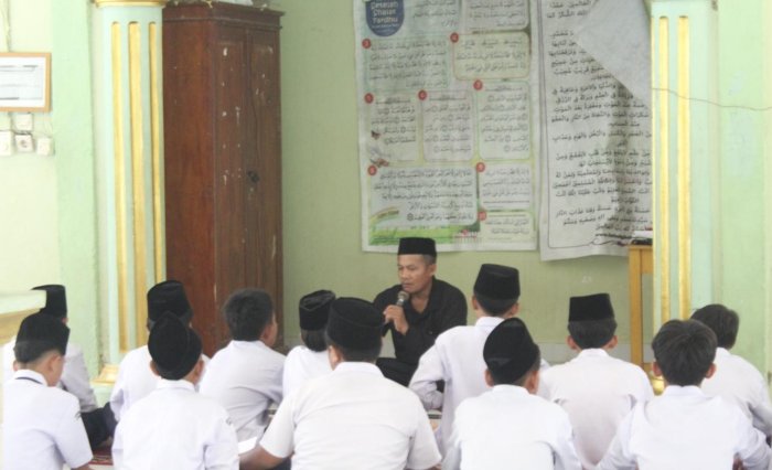 Shalat Dzuhur Berjamaah di MTsN 7 Bungo, Kepala Madrasah Tekankan Kualitas Ibadah dan Kepercayaan Diri Siswa