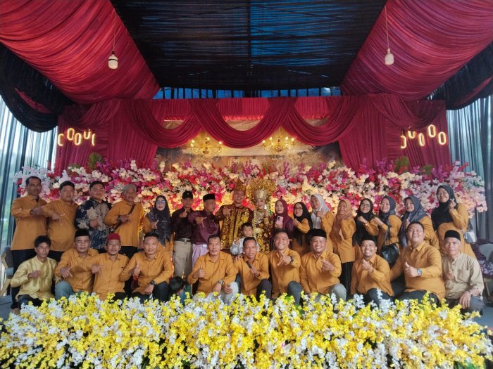 Keluarga Besar MTsN 7 Bungo Hadiri Resepsi Pernikahan Putra Guru, Pererat Silaturahmi dan Kebersamaan Keluarga Besar MTsN 7 Bungo Hadiri Resepsi Pernikahan Putra Guru, Pererat Silaturahmi dan Kebersamaan