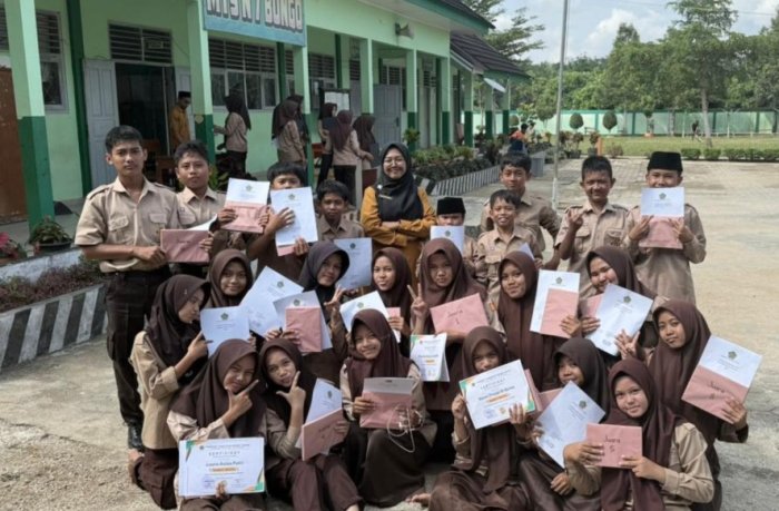 Refleksi Akhir Tahun, Wali Kelas VIIA MTsN 7 Bungo Berikan Motivasi dan Apresiasi kepada Siswa Berprestasi