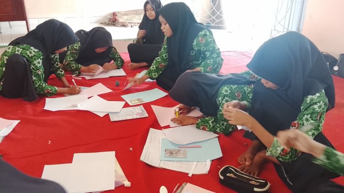 Seru dan Kreatif, Pembelajaran Bahasa Inggris dengan Project-Based Learning di MTsN 7 Bungo Bikin Siswa Antusias