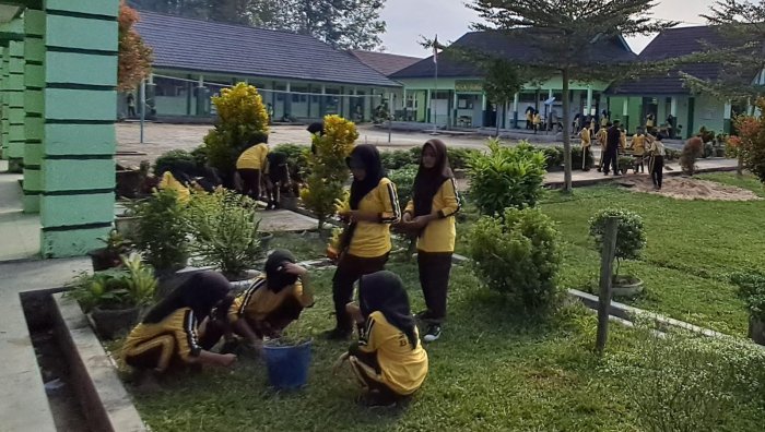 Suasana Pagi di MTsN 7 Bungo: Siswa Gelar Aksi Bersih-Bersih sebagai Wujud Kepedulian terhadap Lingkungan