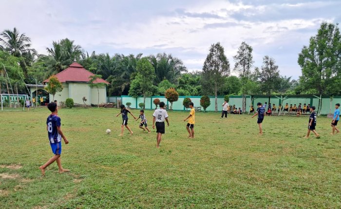 Siswa MTsN 7 Bungo Isi Jam Istirahat dengan Sepak Bola, Tetap Semangat Meski Terik Matahari