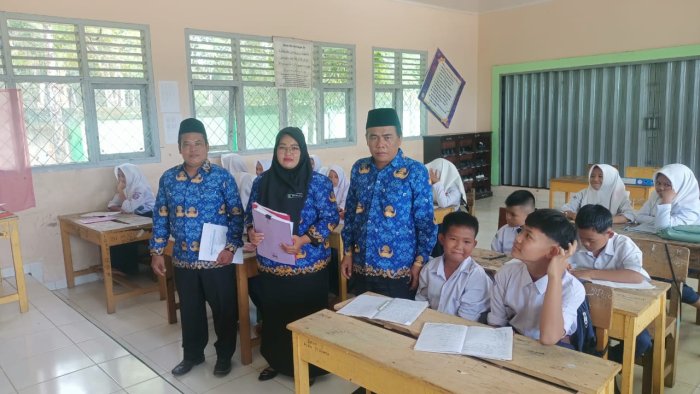 Tingkatkan Kualitas Pembelajaran, Dua Wakil Kepala Madrasah Lakukan Supervisi Guru IPS di Kelas VII B