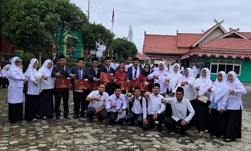 11 GTK MTsN 7 Bungo Calon PPPK Tahap I Tahun Anggaran 2024 Siap Terima SK