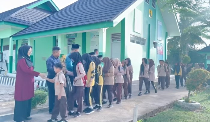 Menyambut Pagi dengan Senyum, Sapa, dan Salam di MTsN 7 Bungo, Bangun Kedekatan Hati antara Guru dan Siswa