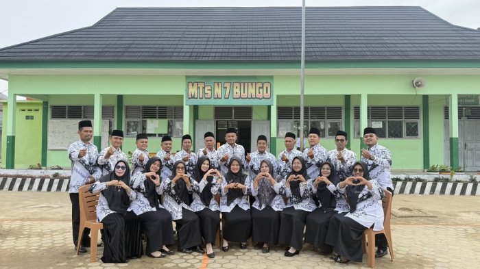Keluarga Besar MTsN 7 Bungo Peringati Hari Guru Nasional 2025 dengan Penuh Keakraban dan Kekeluargaan