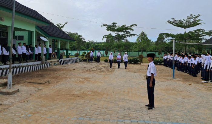 Kelas IX A Sukses Jalankan Tugas sebagai Petugas Upacara: Bukti Nyata Disiplin dan Tanggung Jawab