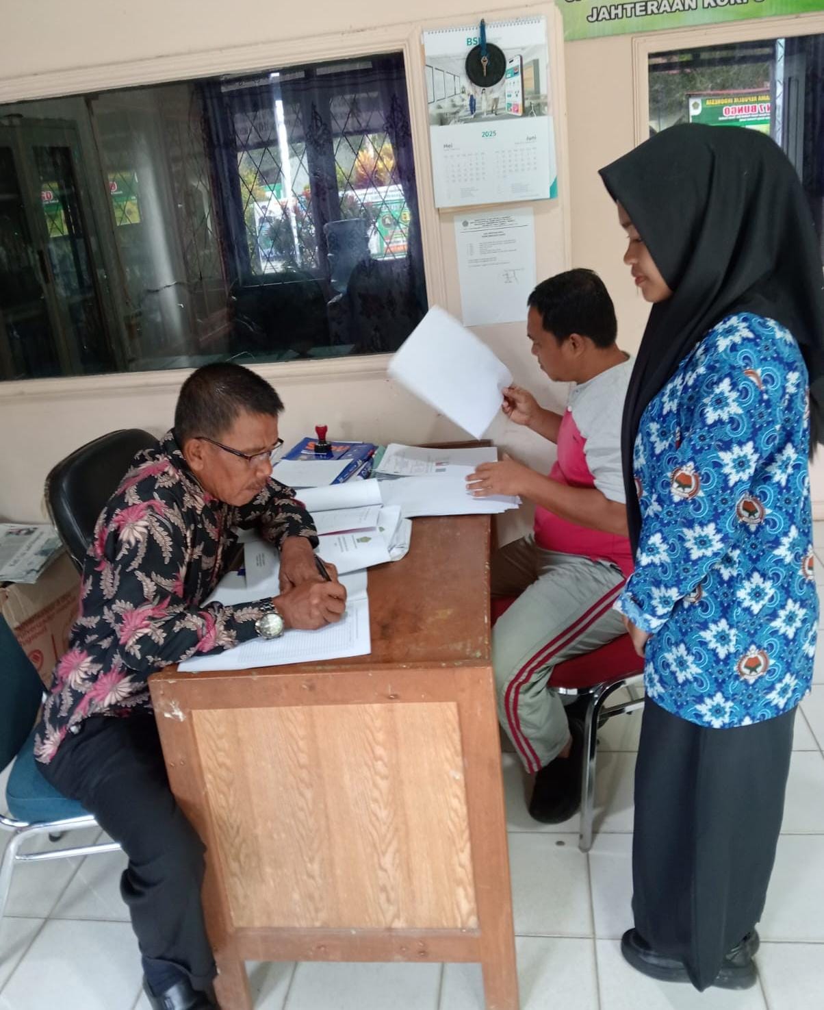 Siswa Kelas IX MTsN 7 Bungo TP 2024/2025 Mulai Ambil SKL dan Rapor