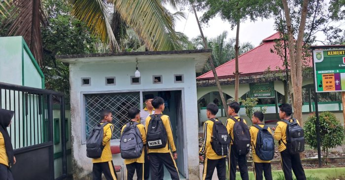 Guru dan Pengurus OSIM MTsN 7 Bungo Siaga di Gerbang Madrasah Jaga Ketertiban dan Keamanan