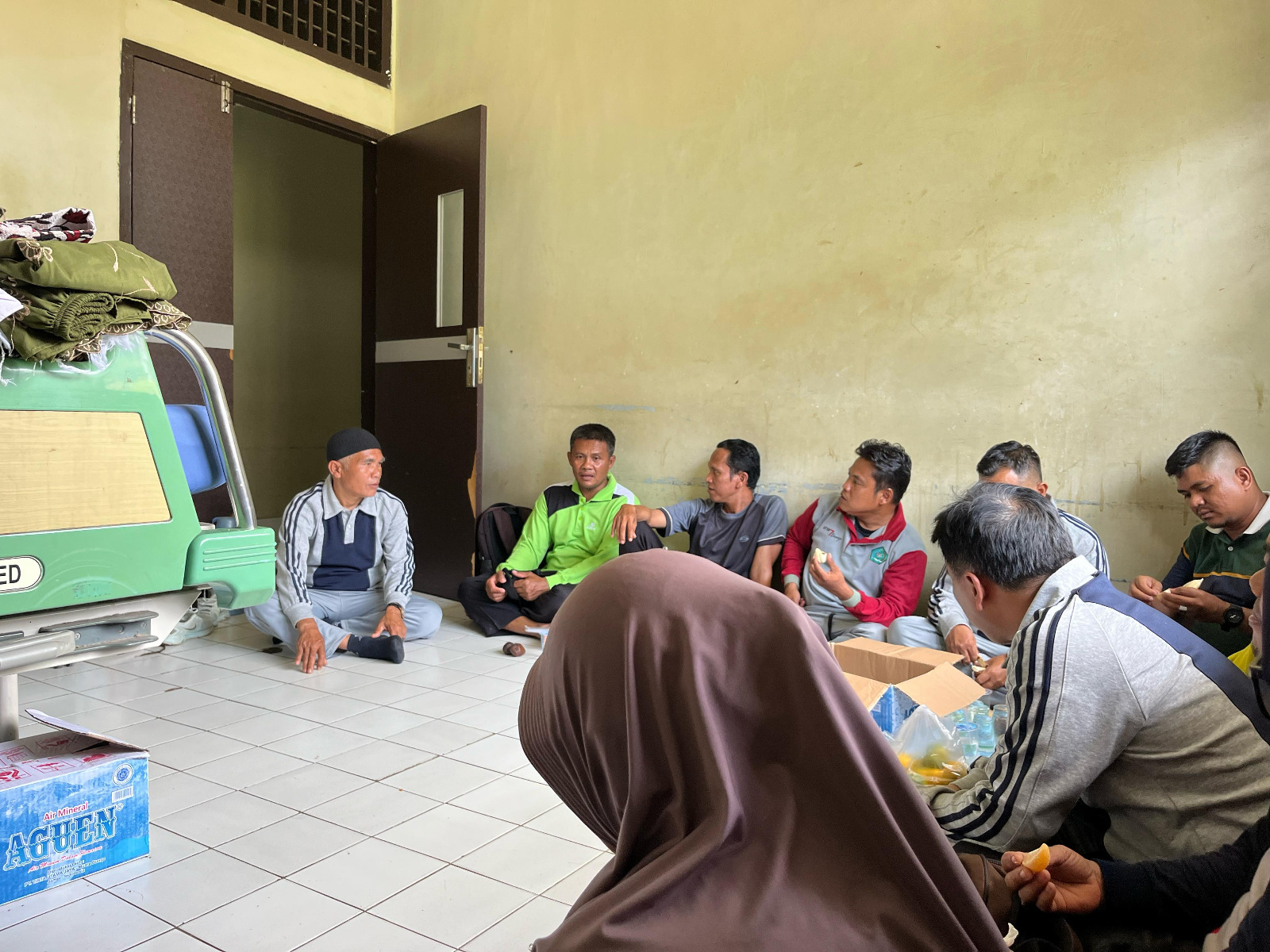 GTK MTs Negeri 7 Bungo Kunjungi Orang Tua Rekan Guru yang Dirawat di Rumah Sakit