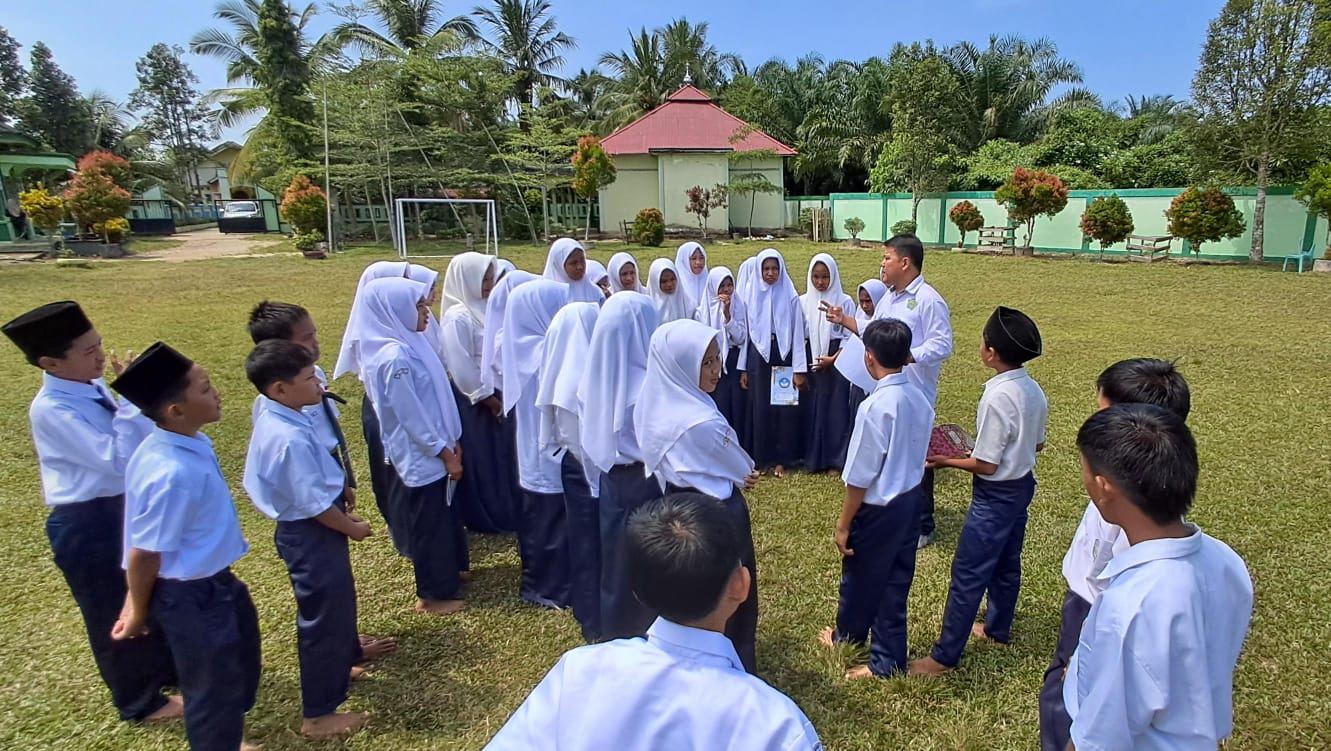 Siswa Kelas VIII C MTsN 7 Bungo Gelar Praktik Materi Countable dan Uncountable Noun di Lingkungan Madrasah