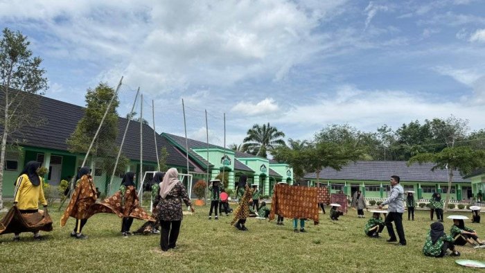 Siswi MTsN 7 Bungo Laksanakan Latihan Tari Massa untuk Persiapan HGN 2025