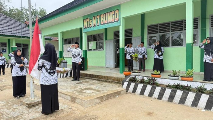 MTsNegeri 7 Bungo Gelar Upacara Peringatan Hari Guru Nasional 2025