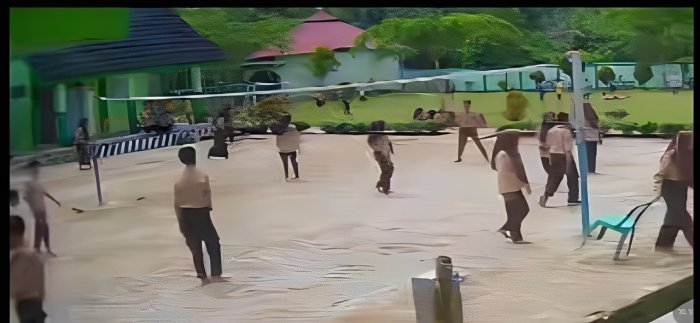 Siswa MTsN 7 Bungo Manfaatkan Waktu Istirahat dengan Bermain Voli