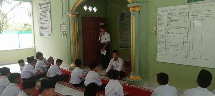 Rutinitas Sholat Zuhur Berjamaah di MTsN 7 Bungo Dilanjutkan dengan Kultum Bertema Patuh Terhadap Orang Tua