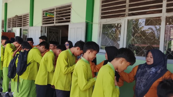 Tutup KBM Ramadhan 1447 H, MTsN 7 Bungo Gelar Salam-Salaman Guru, Staf, dan Siswa