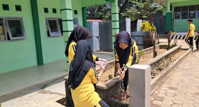 Terapkan PHBS, MTsN 7 Bungo Biasakan Siswa Cuci Tangan dengan Sabun