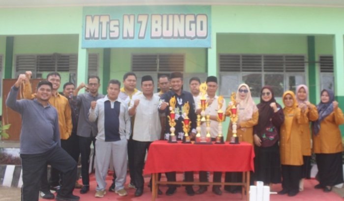 Tim MB Bahana Syahdu MTsN 7 Bungo Serahkan Piala STIGMA Competition 2026 kepada Kepala Madrasah Tim MB Bahana Syahdu MTsN 7 Bungo Serahkan Piala STIGMA Competition 2026 kepada Kepala Madrasah